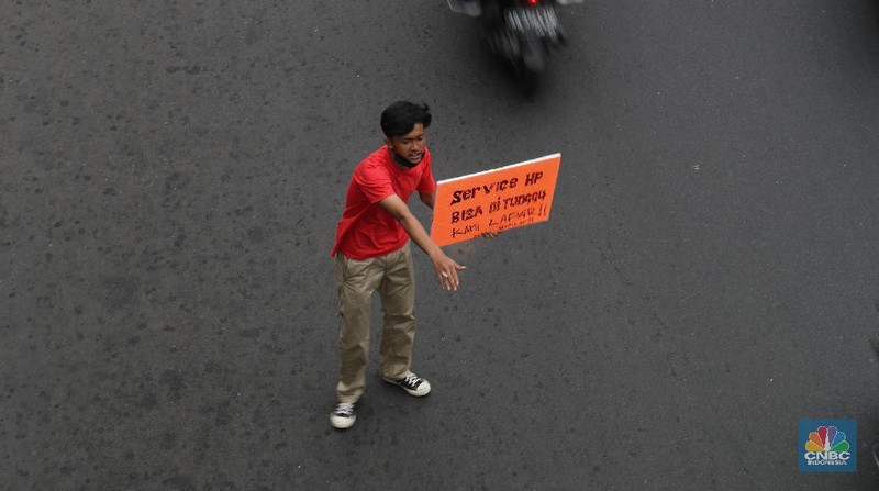 Imbas PPKM Darurat, Jasa Servis HP Turun ke Jalan. (CNBC Indonesia/Tri Susilo)