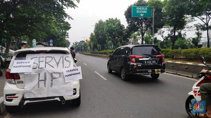 Imbas PPKM Darurat, Jasa Servis HP Turun ke Jalan. (CNBC Indonesia/Tri Susilo)