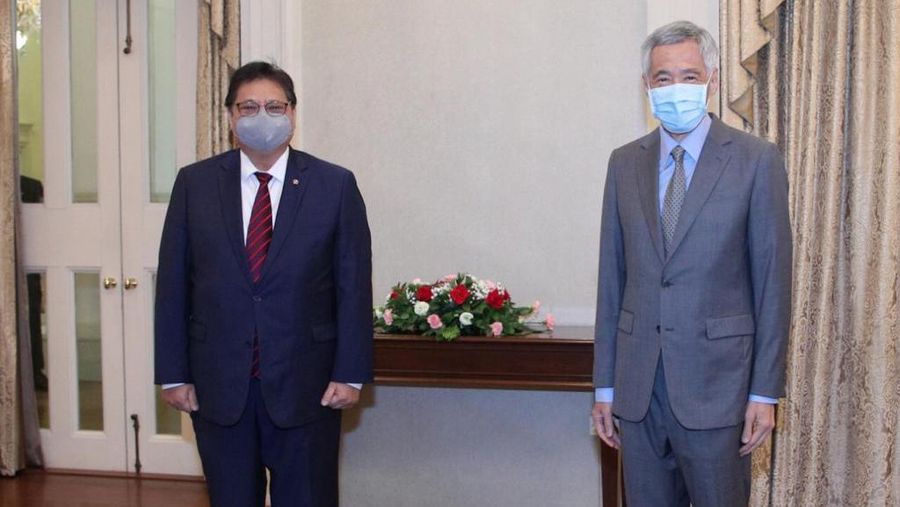Menteri Koordinator Bidang Perekonomian, Airlangga Hartarto bertemu Perdana Menteri Singapura, Lee Hsien Loong. (Ministry of Communications and Information Singapore)