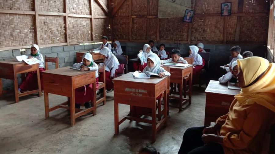 Program bantuan pembangunan sekolah dari Corporate Social Responsibility (CSR) PT Bank Rakyat Indonesia (Persero) Tbk mampu melukiskan senyum di wajah para siswa Madrasah Ibtidaiyah (MI) Al-Faat 2 Banggo, Dompu, Nusa Tenggara Barat.