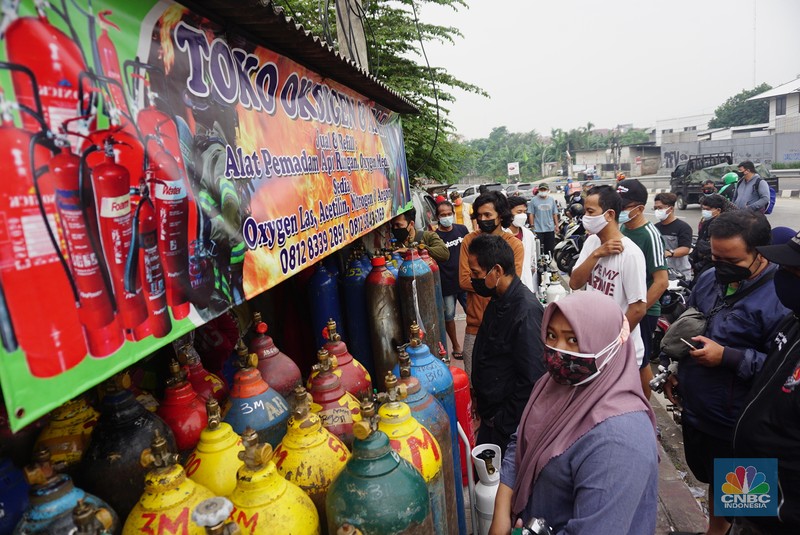 Sejumlah warga mengantre pengisian ulang tabung oksigen di Joglo Raya, Kembangan, Jakarta (14/7/2021). Menurut pedagang, warga mengantre sejak pukul 05.00 wib hingga mengular sepanjang 5 meter. Agus (47) mengantre sejak pukul 05.00 wib 