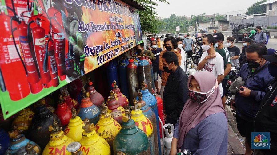 Sejumlah warga mengantre pengisian ulang tabung oksigen di Joglo Raya, Kembangan, Jakarta (14/7/2021). Menurut pedagang, warga mengantre sejak pukul 05.00 wib hingga mengular sepanjang 5 meter. Agus (47) mengantre sejak pukul 05.00 wib 
