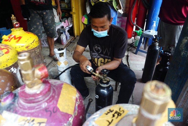 Sejumlah warga mengantre pengisian ulang tabung oksigen di Joglo Raya, Kembangan, Jakarta (14/7/2021). Menurut pedagang, warga mengantre sejak pukul 05.00 wib hingga mengular sepanjang 5 meter. Agus (47) mengantre sejak pukul 05.00 wib 