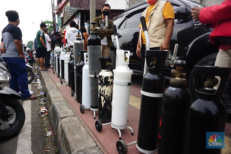Antrean Pengisian Ulang Tabung Oksigen di Joglo Raya, Kembangan, Jakarta (14/7/2021). (CNBC Indonesia/ Tri Susilo) Sejumlah warga mengantre pengisian ulang tabung oksigen di Joglo Raya, Kembangan, Jakarta (14/7/2021). Menurut pedagang, warga mengantre sejak pukul 05.00 wib hingga mengular sepanjang 5 meter. Agus (47) mengantre sejak pukul 05.00 wib