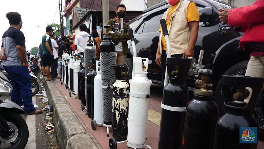 Sejumlah warga mengantre pengisian ulang tabung oksigen di Joglo Raya, Kembangan, Jakarta (14/7/2021). Menurut pedagang, warga mengantre sejak pukul 05.00 wib hingga mengular sepanjang 5 meter. Agus (47) mengantre sejak pukul 05.00 wib 