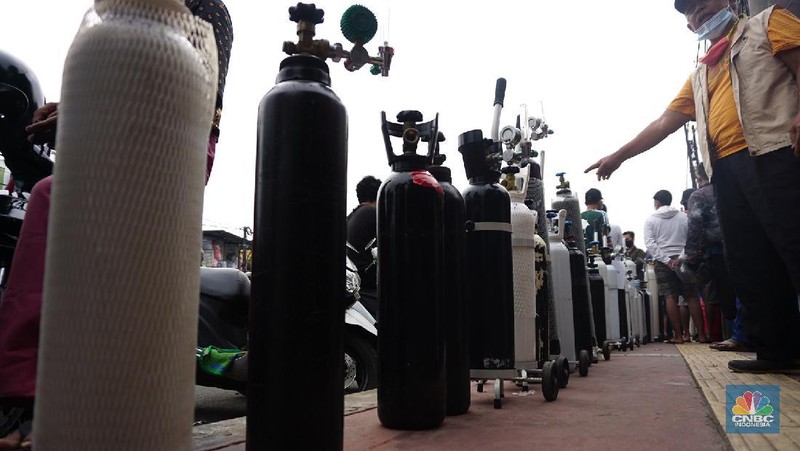 Sejumlah warga mengantre pengisian ulang tabung oksigen di Joglo Raya, Kembangan, Jakarta (14/7/2021). Menurut pedagang, warga mengantre sejak pukul 05.00 wib hingga mengular sepanjang 5 meter. Agus (47) mengantre sejak pukul 05.00 wib 