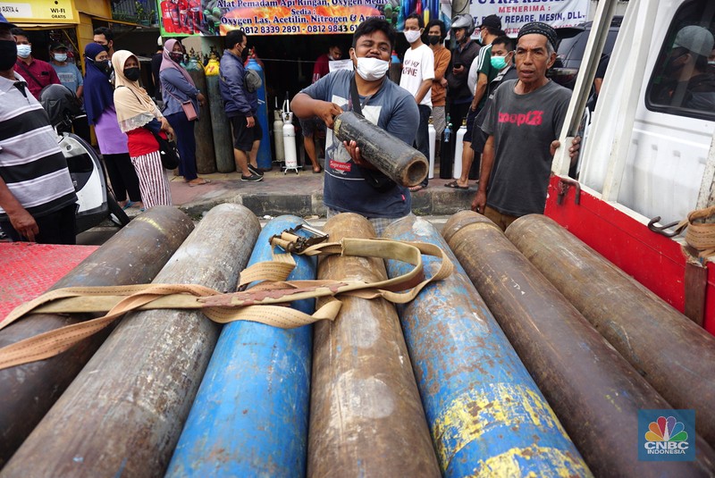 Sejumlah warga mengantre pengisian ulang tabung oksigen di Joglo Raya, Kembangan, Jakarta (14/7/2021). Menurut pedagang, warga mengantre sejak pukul 05.00 wib hingga mengular sepanjang 5 meter. Agus (47) mengantre sejak pukul 05.00 wib 