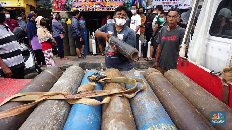 Sejumlah warga mengantre pengisian ulang tabung oksigen di Joglo Raya, Kembangan, Jakarta (14/7/2021). Menurut pedagang, warga mengantre sejak pukul 05.00 wib hingga mengular sepanjang 5 meter. Agus (47) mengantre sejak pukul 05.00 wib 