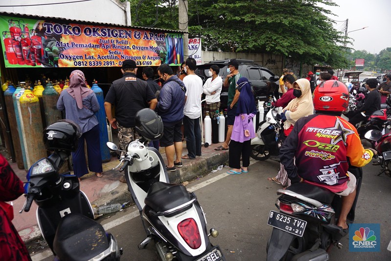 Sejumlah warga mengantre pengisian ulang tabung oksigen di Joglo Raya, Kembangan, Jakarta (14/7/2021). Menurut pedagang, warga mengantre sejak pukul 05.00 wib hingga mengular sepanjang 5 meter. Agus (47) mengantre sejak pukul 05.00 wib 