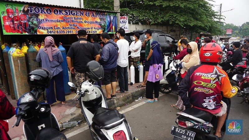 Sejumlah warga mengantre pengisian ulang tabung oksigen di Joglo Raya, Kembangan, Jakarta (14/7/2021). Menurut pedagang, warga mengantre sejak pukul 05.00 wib hingga mengular sepanjang 5 meter. Agus (47) mengantre sejak pukul 05.00 wib 