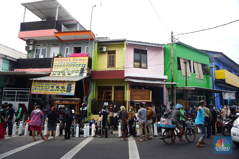 Sejumlah warga mengantre pengisian ulang tabung oksigen di Joglo Raya, Kembangan, Jakarta (14/7/2021). Menurut pedagang, warga mengantre sejak pukul 05.00 wib hingga mengular sepanjang 5 meter. Agus (47) mengantre sejak pukul 05.00 wib 