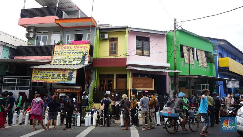 Sejumlah warga mengantre pengisian ulang tabung oksigen di Joglo Raya, Kembangan, Jakarta (14/7/2021). Menurut pedagang, warga mengantre sejak pukul 05.00 wib hingga mengular sepanjang 5 meter. Agus (47) mengantre sejak pukul 05.00 wib 