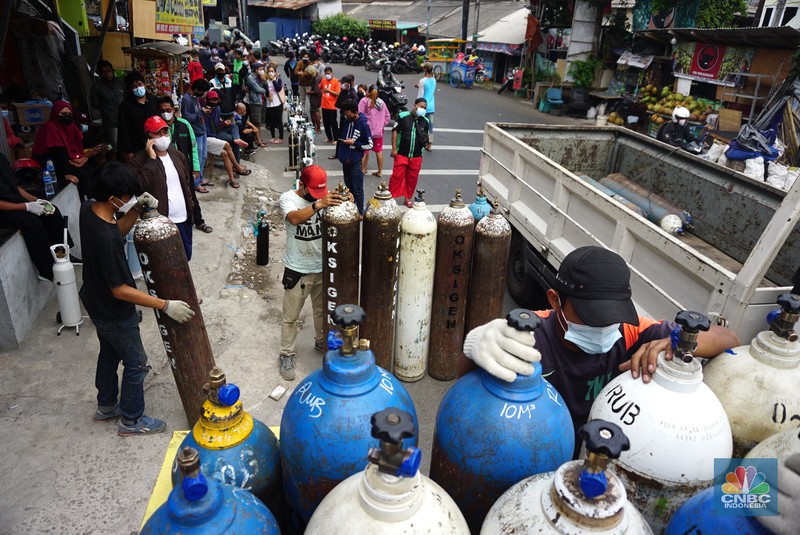 Sejumlah warga mengantre pengisian ulang tabung oksigen di Joglo Raya, Kembangan, Jakarta (14/7/2021). Menurut pedagang, warga mengantre sejak pukul 05.00 wib hingga mengular sepanjang 5 meter. Agus (47) mengantre sejak pukul 05.00 wib 