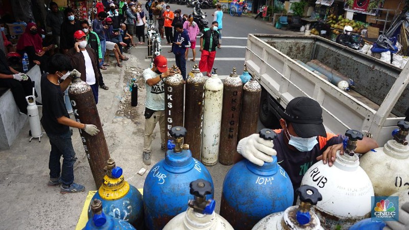 Sejumlah warga mengantre pengisian ulang tabung oksigen di Joglo Raya, Kembangan, Jakarta (14/7/2021). Menurut pedagang, warga mengantre sejak pukul 05.00 wib hingga mengular sepanjang 5 meter. Agus (47) mengantre sejak pukul 05.00 wib 