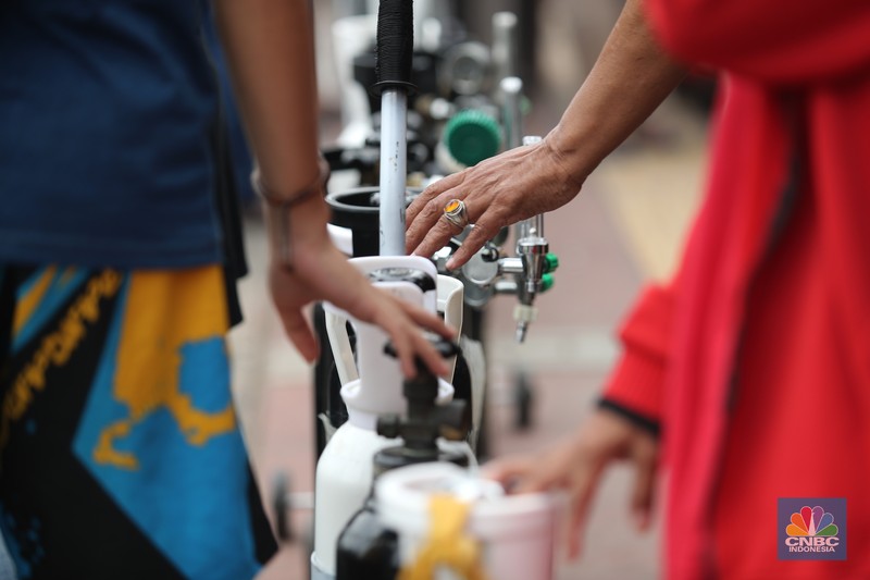 Sejumlah warga mengantre pengisian ulang tabung oksigen di Joglo Raya, Kembangan, Jakarta (14/7/2021). Menurut pedagang, warga mengantre sejak pukul 05.00 wib hingga mengular sepanjang 5 meter. Agus (47) mengantre sejak pukul 05.00 wib 