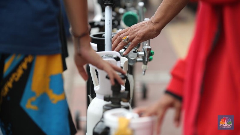Sejumlah warga mengantre pengisian ulang tabung oksigen di Joglo Raya, Kembangan, Jakarta (14/7/2021). Menurut pedagang, warga mengantre sejak pukul 05.00 wib hingga mengular sepanjang 5 meter. Agus (47) mengantre sejak pukul 05.00 wib 