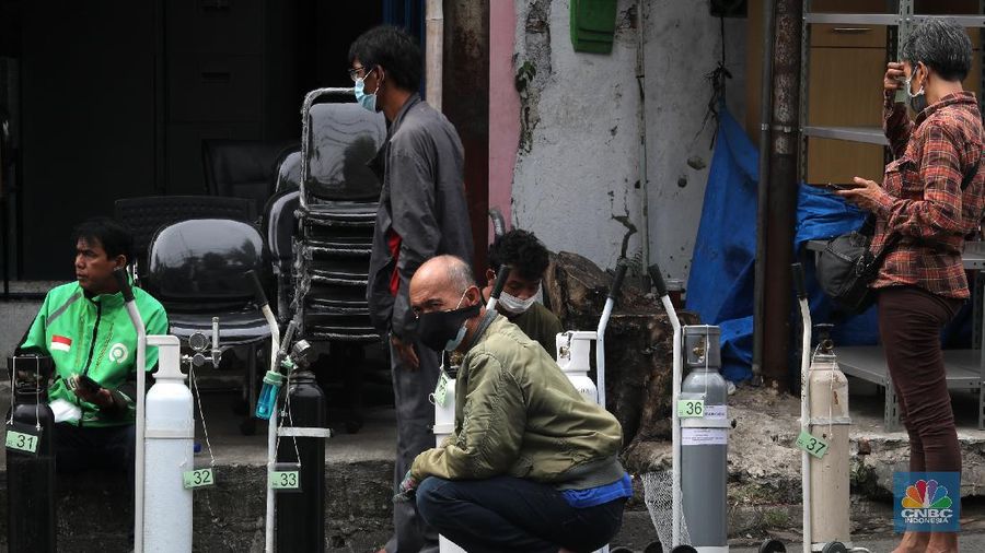 Antrean Pengisian Ulang Tabung Oksigen di kawasan Manggarai, Jakarta (14/7/2021). (CNBC Indonesia/ Tri Susilo)
