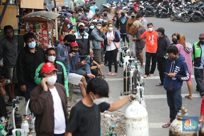Sejumlah warga mengantre pengisian ulang tabung oksigen di Joglo Raya, Kembangan, Jakarta (14/7/2021). Menurut pedagang, warga mengantre sejak pukul 05.00 wib hingga mengular sepanjang 5 meter. Agus (47) mengantre sejak pukul 05.00 wib 