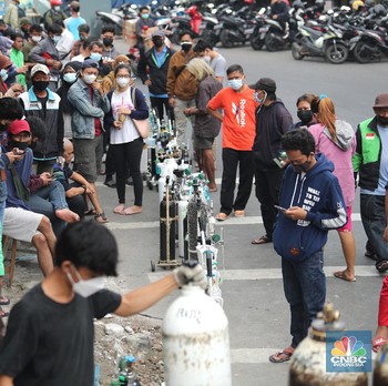 Mereka Rela Antre dari Jam 5 Pagi untuk Isi Ulang Oksigen
