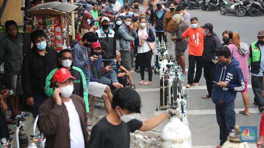 Sejumlah warga mengantre pengisian ulang tabung oksigen di Joglo Raya, Kembangan, Jakarta (14/7/2021). Menurut pedagang, warga mengantre sejak pukul 05.00 wib hingga mengular sepanjang 5 meter. Agus (47) mengantre sejak pukul 05.00 wib 