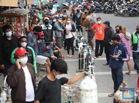 Mereka Rela Antre dari Jam 5 Pagi untuk Isi Ulang Oksigen