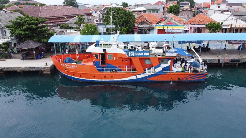 BRI mengerahkan Teras-teras Kapal BRI Bahtera Seva sebagai sarana vaksinasi di Kepulauan Anambas, Kepulauan Seribu, Kepulauan Halmahera Selatan, hingga Kepulauan Nusa Tenggara Timur, bekerja sama dengan dinas kesehatan dan aparat keamanan di setempat. (Dok. BRI)