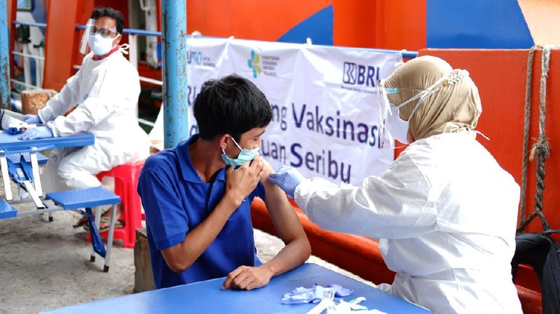 BRI mengerahkan Teras-teras Kapal BRI Bahtera Seva sebagai sarana vaksinasi di Kepulauan Anambas, Kepulauan Seribu, Kepulauan Halmahera Selatan, hingga Kepulauan Nusa Tenggara Timur, bekerja sama dengan dinas kesehatan dan aparat keamanan di setempat. (Dok. BRI)