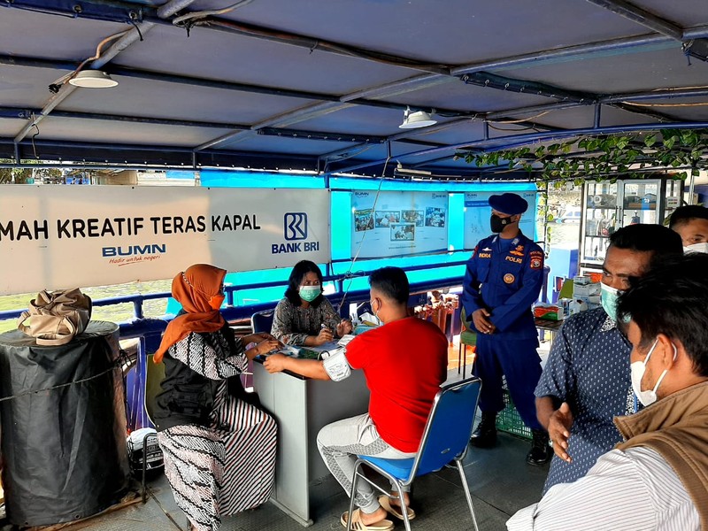 BRI mengerahkan Teras-teras Kapal BRI Bahtera Seva sebagai sarana vaksinasi di Kepulauan Anambas, Kepulauan Seribu, Kepulauan Halmahera Selatan, hingga Kepulauan Nusa Tenggara Timur, bekerja sama dengan dinas kesehatan dan aparat keamanan di setempat. (Dok. BRI)