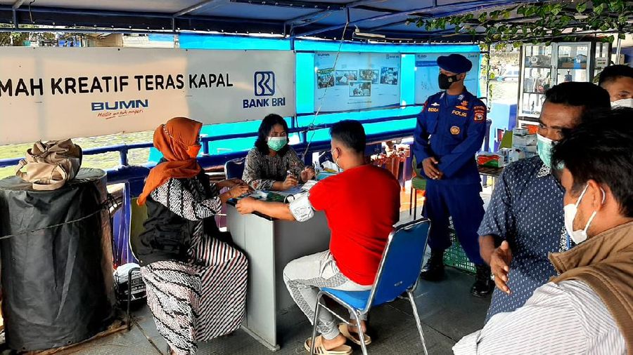 BRI mengerahkan Teras-teras Kapal BRI Bahtera Seva sebagai sarana vaksinasi di Kepulauan Anambas, Kepulauan Seribu, Kepulauan Halmahera Selatan, hingga Kepulauan Nusa Tenggara Timur, bekerja sama dengan dinas kesehatan dan aparat keamanan di setempat. (Dok. BRI)