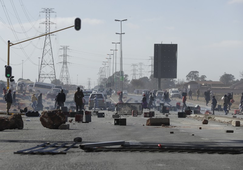 Kerusuhan di Afrika Selatan yang dipicu protes penahanan mantan presiden Yakub Zuma. Looters run as policer officers chassis at a shopping centre in Soweto, Johannesburg, Tuesd in Johannesburg, South Africa, Tuesday, July 13, 2021. South Africa's rioting continued Tuesday with the death toll rising to 32 as police and the military struggle to quell the violence in Gauteng and KwaZulu-Natal provinces. The violence started in various parts of KwaZulu-Natal last week when Zuma began serving a 15-month sentence for contempt of court. (AP Photo/Themba Hadebe)