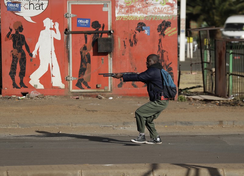 Kerusuhan di Afrika Selatan yang dipicu protes penahanan mantan presiden Yakub Zuma. Looters run as policer officers chassis at a shopping centre in Soweto, Johannesburg, Tuesd in Johannesburg, South Africa, Tuesday, July 13, 2021. South Africa's rioting continued Tuesday with the death toll rising to 32 as police and the military struggle to quell the violence in Gauteng and KwaZulu-Natal provinces. The violence started in various parts of KwaZulu-Natal last week when Zuma began serving a 15-month sentence for contempt of court. (AP Photo/Themba Hadebe)