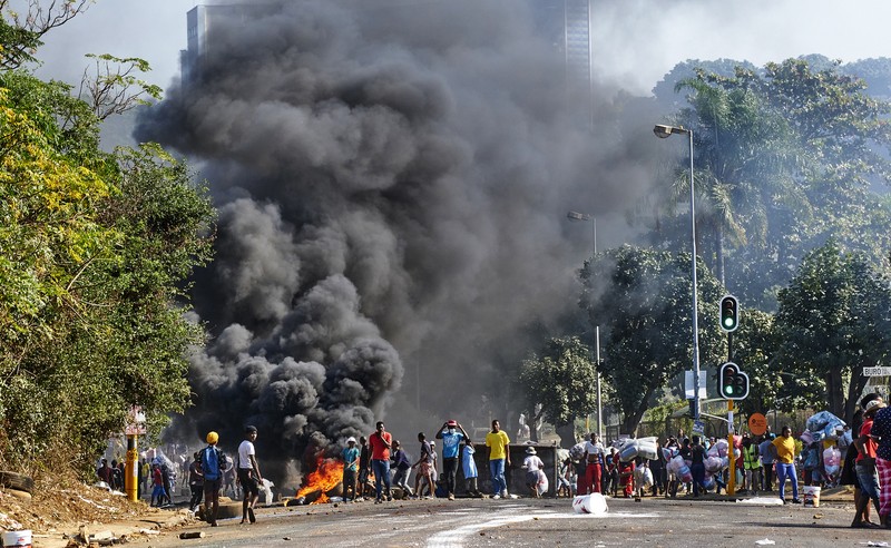 Kerusuhan di Afrika Selatan yang dipicu protes penahanan mantan presiden Yakub Zuma. Looters run as policer officers chassis at a shopping centre in Soweto, Johannesburg, Tuesd in Johannesburg, South Africa, Tuesday, July 13, 2021. South Africa's rioting continued Tuesday with the death toll rising to 32 as police and the military struggle to quell the violence in Gauteng and KwaZulu-Natal provinces. The violence started in various parts of KwaZulu-Natal last week when Zuma began serving a 15-month sentence for contempt of court. (AP Photo/Themba Hadebe)