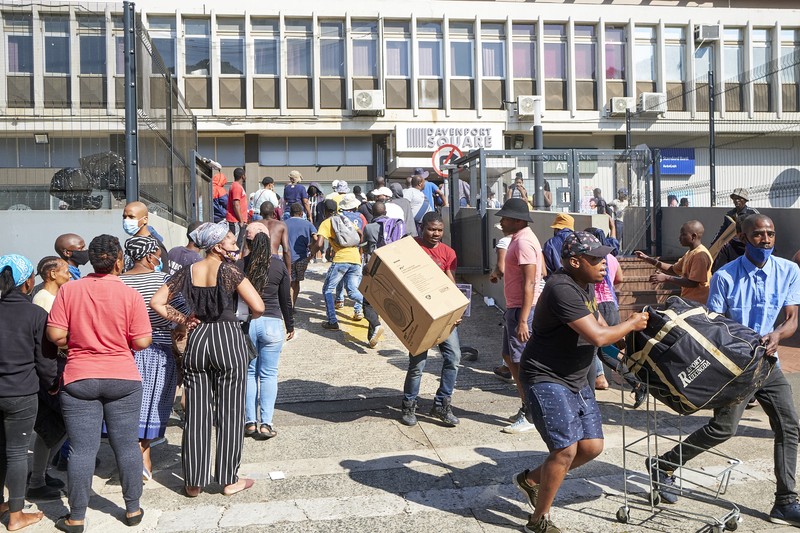 Kerusuhan di Afrika Selatan yang dipicu protes penahanan mantan presiden Yakub Zuma. Looters run as policer officers chassis at a shopping centre in Soweto, Johannesburg, Tuesd in Johannesburg, South Africa, Tuesday, July 13, 2021. South Africa's rioting continued Tuesday with the death toll rising to 32 as police and the military struggle to quell the violence in Gauteng and KwaZulu-Natal provinces. The violence started in various parts of KwaZulu-Natal last week when Zuma began serving a 15-month sentence for contempt of court. (AP Photo/Themba Hadebe)