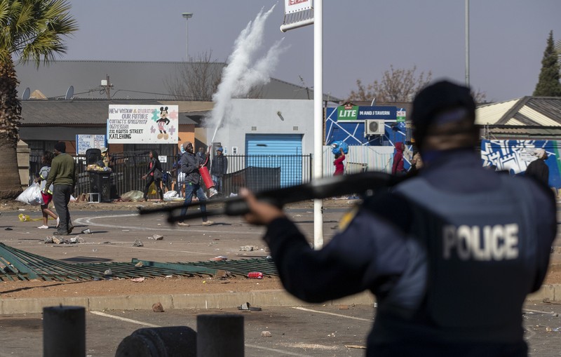 Kerusuhan di Afrika Selatan yang dipicu protes penahanan mantan presiden Yakub Zuma. Looters run as policer officers chassis at a shopping centre in Soweto, Johannesburg, Tuesd in Johannesburg, South Africa, Tuesday, July 13, 2021. South Africa's rioting continued Tuesday with the death toll rising to 32 as police and the military struggle to quell the violence in Gauteng and KwaZulu-Natal provinces. The violence started in various parts of KwaZulu-Natal last week when Zuma began serving a 15-month sentence for contempt of court. (AP Photo/Themba Hadebe)