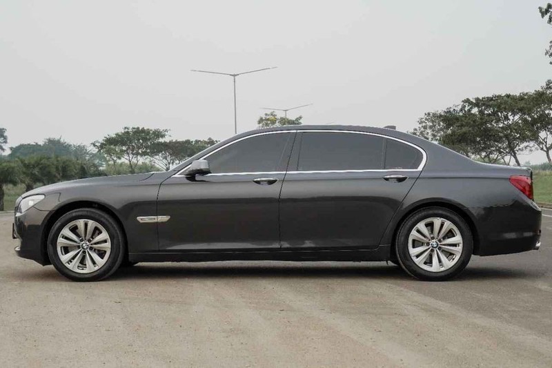 2012 BMW Series 7 dijual Rp 390.000.000 pemililk akun Probo Stiawan (Facebook)