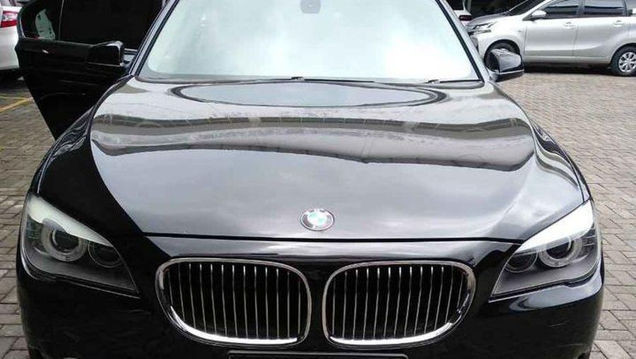 BMW Series 7 yakni BMW 740 LI tahun 2011 tipe automatic. Sang penjual, Edward Karot menawarkan harga Rp 450 juta.