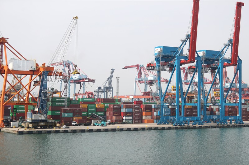 Suasana bongkar muat di terminal Tanjung Priok, Jakarta, Kamis (15/7/2021). Kalangan pengusaha menyampaikan bahwa sistem layanan Customs-Excise Information System and Automation (CEISA) Direktorat Jenderal Pajak Kementerian Keuangan bermasalah sejak beberapa waktu. (CNBC Indonesia/Tri Susilo)