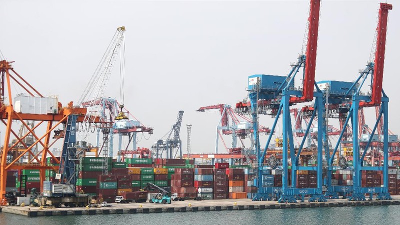 Suasana bongkar muat di terminal Tanjung Priok, Jakarta, Kamis (15/7/2021). Kalangan pengusaha menyampaikan bahwa sistem layanan Customs-Excise Information System and Automation (CEISA) Direktorat Jenderal Pajak Kementerian Keuangan bermasalah sejak beberapa waktu. (CNBC Indonesia/Tri Susilo)