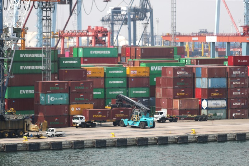 Suasana bongkar muat di terminal Tanjung Priok, Jakarta, Kamis (15/7/2021). Kalangan pengusaha menyampaikan bahwa sistem layanan Customs-Excise Information System and Automation (CEISA) Direktorat Jenderal Pajak Kementerian Keuangan bermasalah sejak beberapa waktu. (CNBC Indonesia/Tri Susilo)