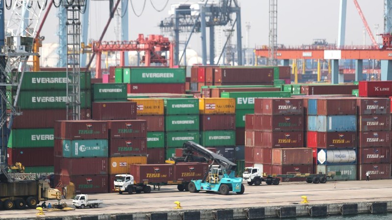 Suasana bongkar muat di terminal Tanjung Priok, Jakarta, Kamis (15/7/2021). Kalangan pengusaha menyampaikan bahwa sistem layanan Customs-Excise Information System and Automation (CEISA) Direktorat Jenderal Pajak Kementerian Keuangan bermasalah sejak beberapa waktu. (CNBC Indonesia/Tri Susilo)