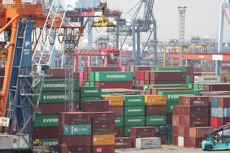 Bongkar Muat Tanjung Priok Suasana bongkar muat di terminal Tanjung Priok, Jakarta, Kamis (15/7/2021). Kalangan pengusaha menyampaikan bahwa sistem layanan Customs-Excise Information System and Automation (CEISA) Direktorat Jenderal Pajak Kementerian Keuangan bermasalah sejak beberapa waktu. (CNBC Indonesia/Tri Susilo)