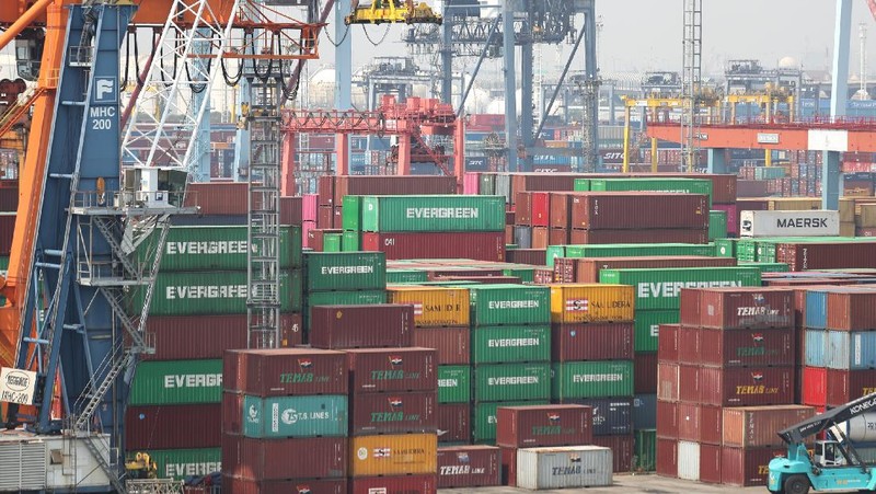 Suasana bongkar muat di terminal Tanjung Priok, Jakarta, Kamis (15/7/2021). Kalangan pengusaha menyampaikan bahwa sistem layanan Customs-Excise Information System and Automation (CEISA) Direktorat Jenderal Pajak Kementerian Keuangan bermasalah sejak beberapa waktu. (CNBC Indonesia/Tri Susilo)