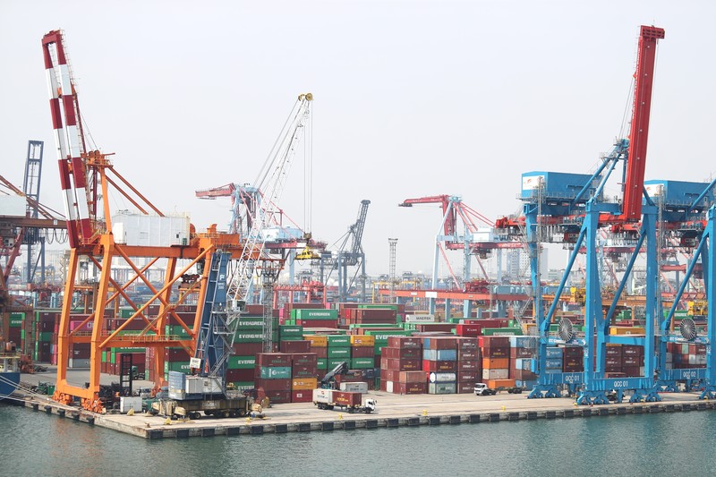 Suasana bongkar muat di terminal Tanjung Priok, Jakarta, Kamis (15/7/2021). Kalangan pengusaha menyampaikan bahwa sistem layanan Customs-Excise Information System and Automation (CEISA) Direktorat Jenderal Pajak Kementerian Keuangan bermasalah sejak beberapa waktu. (CNBC Indonesia/Tri Susilo)