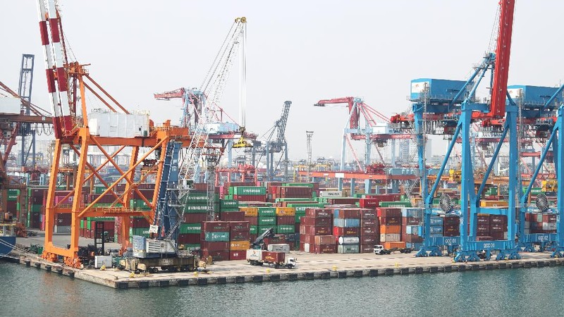 Suasana bongkar muat di terminal Tanjung Priok, Jakarta, Kamis (15/7/2021). Kalangan pengusaha menyampaikan bahwa sistem layanan Customs-Excise Information System and Automation (CEISA) Direktorat Jenderal Pajak Kementerian Keuangan bermasalah sejak beberapa waktu. (CNBC Indonesia/Tri Susilo)