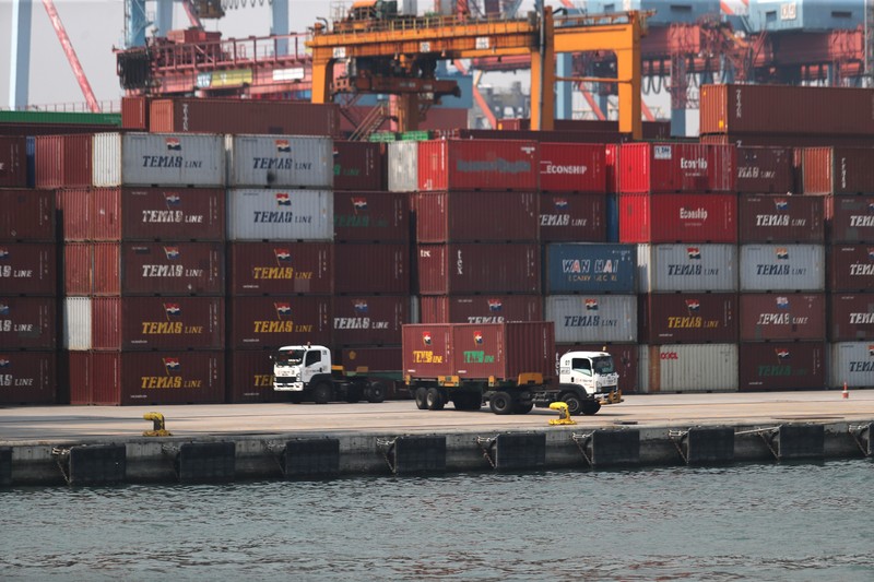 Suasana bongkar muat di terminal Tanjung Priok, Jakarta, Kamis (15/7/2021). Kalangan pengusaha menyampaikan bahwa sistem layanan Customs-Excise Information System and Automation (CEISA) Direktorat Jenderal Pajak Kementerian Keuangan bermasalah sejak beberapa waktu. (CNBC Indonesia/Tri Susilo)