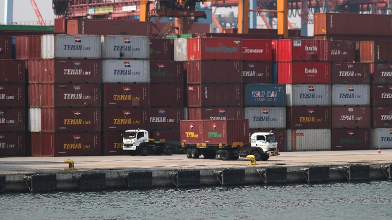 Suasana bongkar muat di terminal Tanjung Priok, Jakarta, Kamis (15/7/2021). Kalangan pengusaha menyampaikan bahwa sistem layanan Customs-Excise Information System and Automation (CEISA) Direktorat Jenderal Pajak Kementerian Keuangan bermasalah sejak beberapa waktu. (CNBC Indonesia/Tri Susilo)