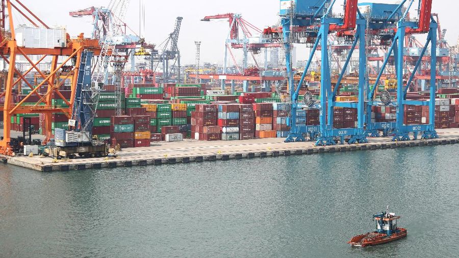 PT. Kimia Farma Tunda Vaksinasi Gotong Royong (CNBC Indonesia/Tri Susilo)