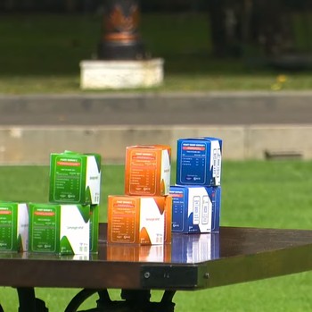 Gaya Jokowi Bagikan Paket Obat Gratis Pasien Covid Isoman