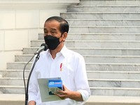 Nih, Tiga Paket Obat & Vitamin Covid-19 yang Dibagikan Jokowi