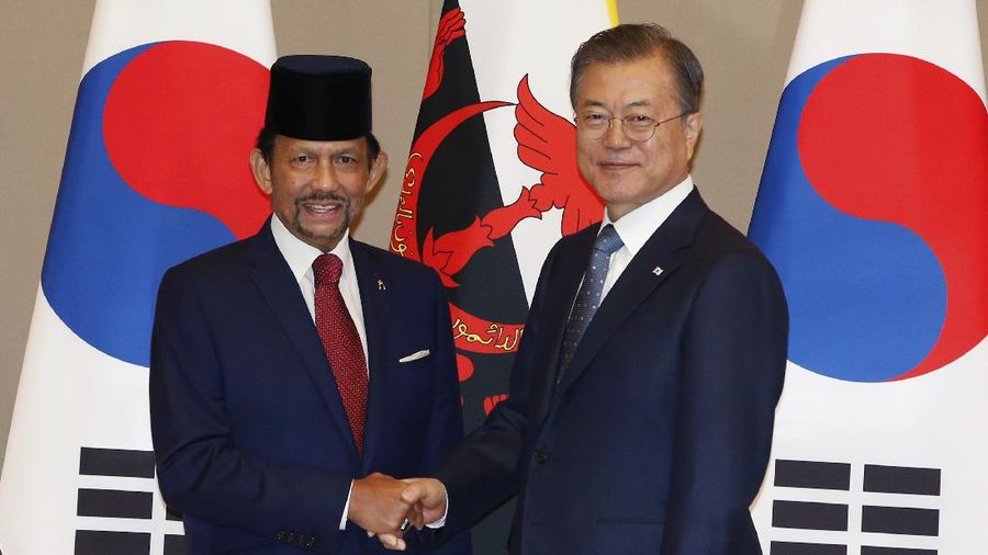 South Korean President Moon Jae-in, right, shakes hands with Brunei's Sultan Hassanal Bolkiah, left, prior their meeting at the Presidential Blue House in Seoul, South Korea, Sunday, Nov. 24, 2019. Brunei Sultan Hassanal Bolkiah arrived to attend the Association of South East Asia Nations (ASEAN) Summit in Busan, South Korea. (Kim Hee-chul/Pool Photo via AP)